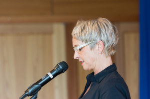 Annette Frommherz moderiert die jungen Texte. Foto Marco Volken